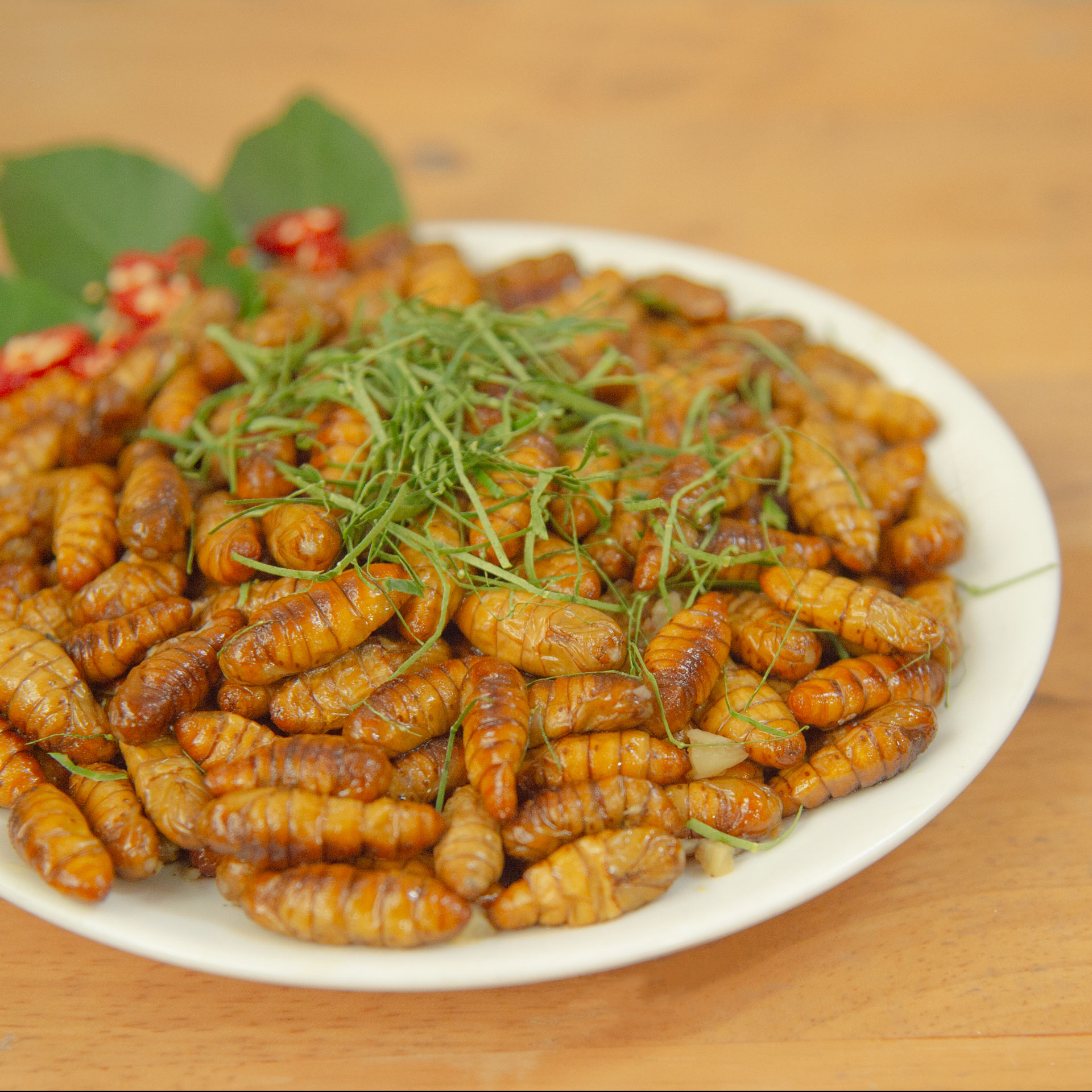 Cách làm nhộng rang lá chanh bùi béo, Ăn là nghiền